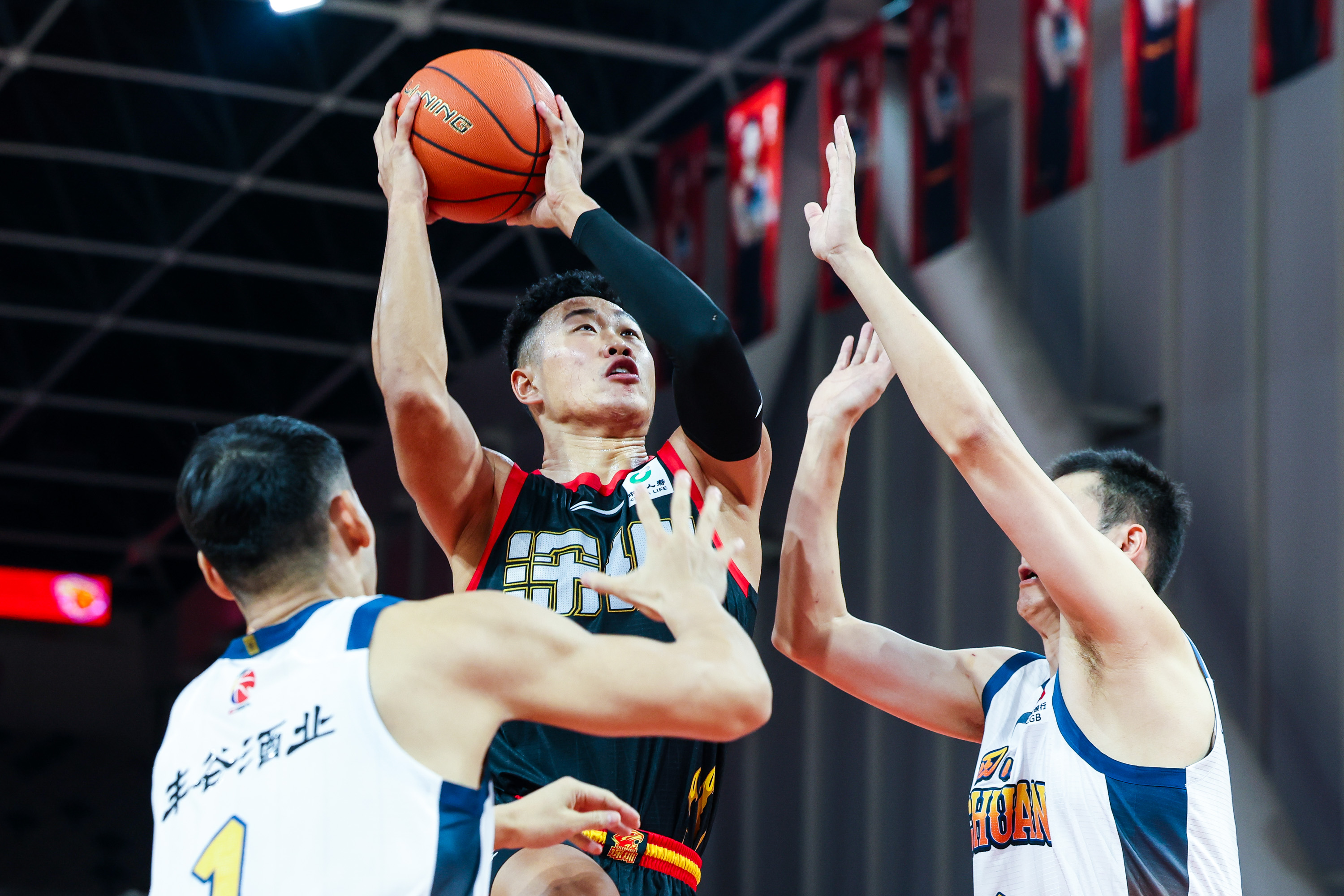 Kaiyun官网入口-刚刚！深圳男篮围绕NBA季后赛主帅复盘赛前夏洛特黄蜂备战意大利杯，今夜费城76人调整名单以备CBA季后赛