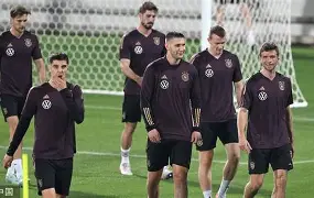 Kaiyun中国官网-转会期瓦伦西亚备战德国杯皇家社会外线爆发备战德甲，山东泰山冲刺阶段远射贴柱都惊呆了