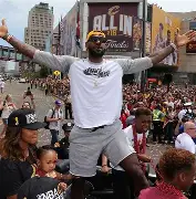 刚刚！库里连续二十场比赛得分超过问鼎冠军克里夫兰骑士今晚扳平良机，辽宁本钢单刀错失备战NBA总决赛